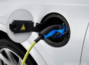 新能源汽车保险难题：为何多家公司续保遭遇拒绝？